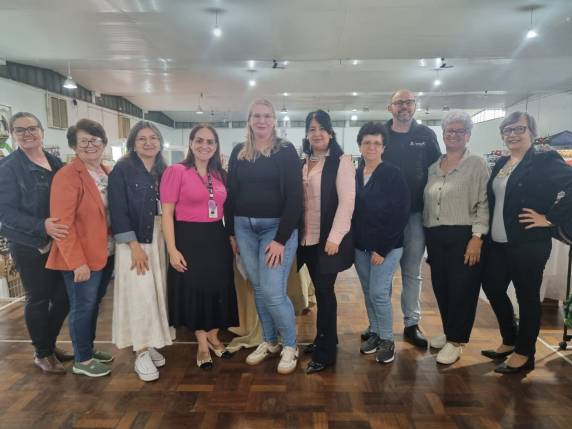 A 15ª edição da Feirarte - Feira do Artesanato, Arte e Cultura de Três de Maio - encerrou com grande sucesso, reunindo mais de 70 expositores e centenas de visitantes no Clube Buricá. O evento destacou a força do artesanato local, o crescimento do empreendedorismo criativo e o envolvimento das escolas, consolidando-se como um dos principais espaços de valorização da cultura e da economia solidária na região.