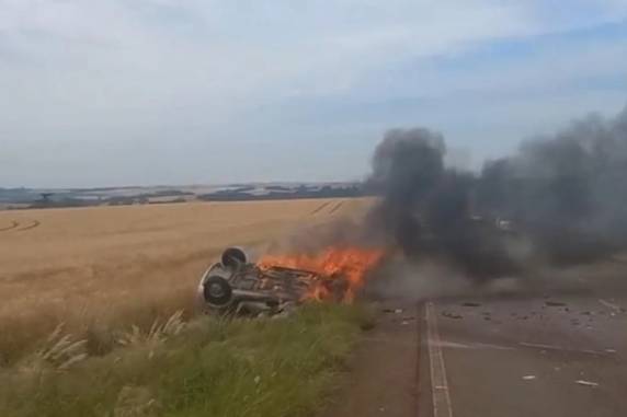 Acidente foi por volta das 10h. Com o impacto, Celta saiu da pista, capotou e pegou fogo