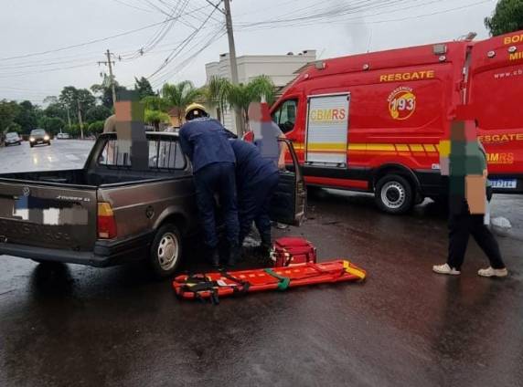 Acidente ocorreu no fim da tarde desta quarta-feira (12), no cruzamento da Avenida Assis Brasil com a Rua Tuparendi