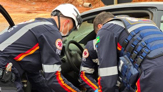 Condutor de um Ford Ka colidiu na traseira de um caminhão e foi encaminhado ao Hospital São Vicente de Paulo; veículo teve perda total e o caminhão não foi localizado.