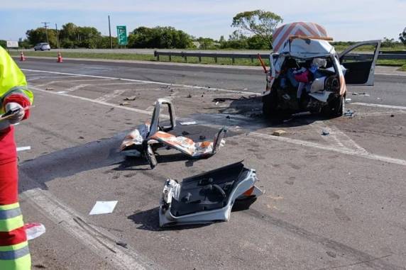 A colisão envolveu dois carros e uma carreta no km 15 da BR-392