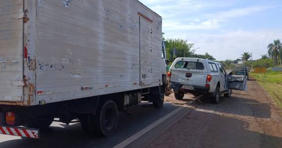Colisão traseira ocorreu na manhã desta sexta-feira e resultou apenas em danos materiais