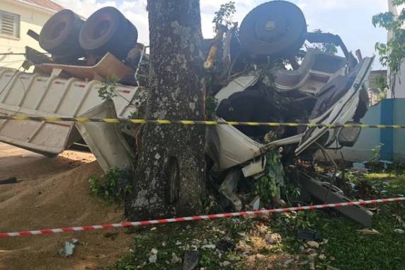 Veículo estava carregado com trigo