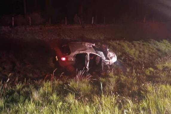 Uma mulher e uma criança que estavam no veículo ficaram feridas. A ocorrência foi no distrito de Tainhas.