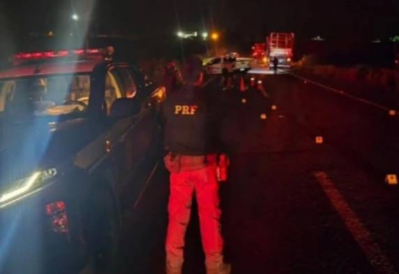 Trânsito ficou bloqueado durante a noite para trabalho da perícia