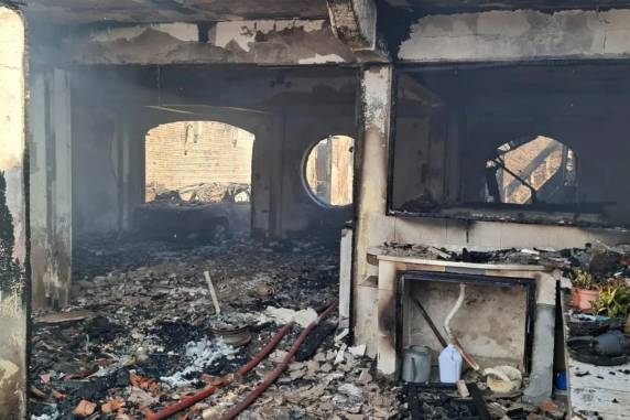 Idosa e o filho dela, além de dois cães, foram resgatados de imóvel no Parque dos Maias