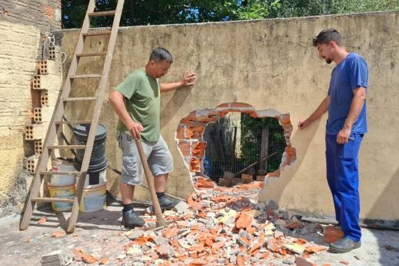 Idosa e o filho dela, além de dois cães, foram resgatados de imóvel no Parque dos Maias
