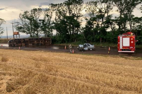 Cerca de 30 bovinos permanecem no caminhão tombado aguardando a chegada de outro transporte para retirada