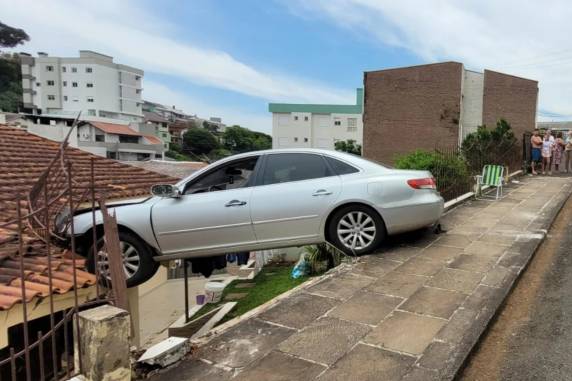 Uma criança de seis anos estava sozinha no veículo, que ficou suspenso entre a calçada e o telhado de uma casa no bairro Espírito Santo