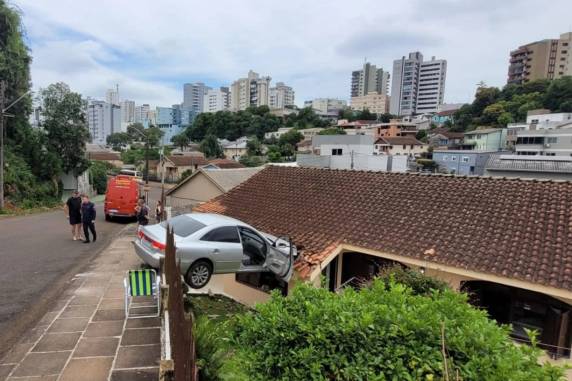 Uma criança de seis anos estava sozinha no veículo, que ficou suspenso entre a calçada e o telhado de uma casa no bairro Espírito Santo