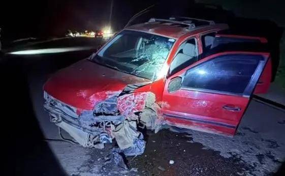 Colisão entre EcoSport e Argo ocorreu durante a madrugada e deixou trecho parcialmente bloqueado