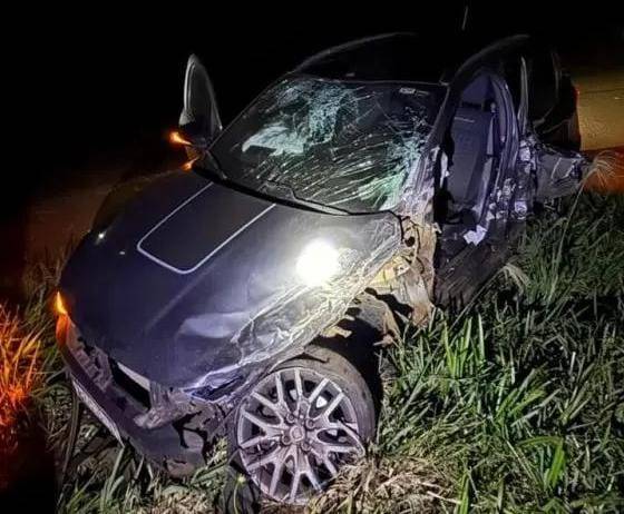 Colisão entre EcoSport e Argo ocorreu durante a madrugada e deixou trecho parcialmente bloqueado