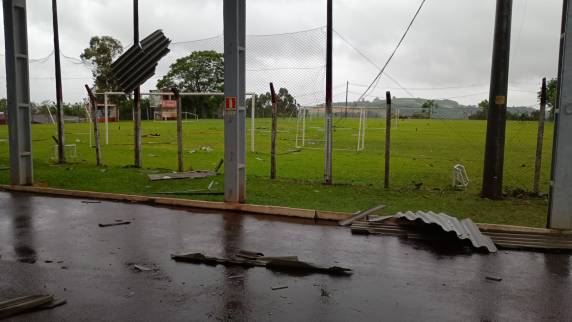 Ventos fortes geram bloqueios, danos em propriedades e mobilizam equipes de emergência neste domingo