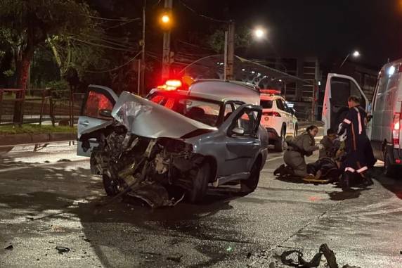 Uma das vítimas ficou presa às ferragens e precisou ser resgatada pelos bombeiros