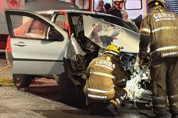 Uma das vítimas ficou presa às ferragens e precisou ser resgatada pelos bombeiros