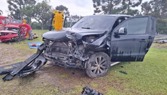 Acidente ocorreu após caminhonete invadir a pista contrária, segundo a PMRv