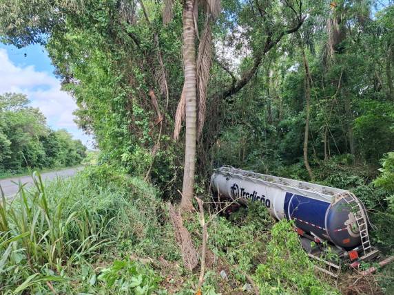 Motorista fica ferido, mas trânsito segue sem interrupções no trecho