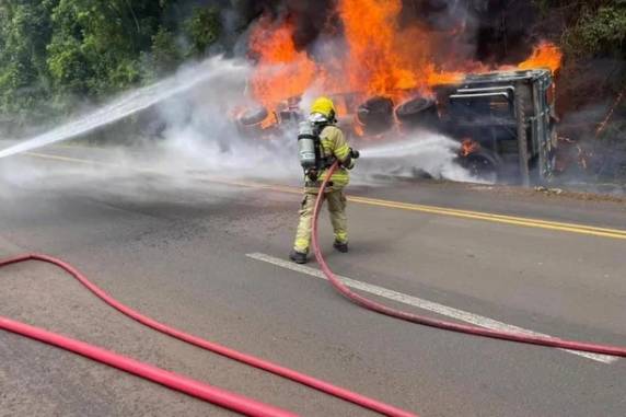 Saída de pista, seguida de capotamento, foi registrada por volta das 13h30min desta segunda-feira. Rodovia chegou a ficar bloqueada