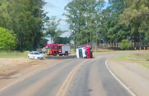 Veículo ficou atravessado na pista e equipes de segurança atenderam a ocorrência