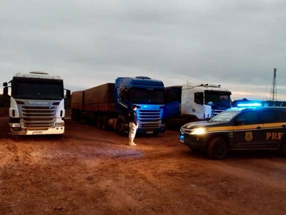 Veículos da mesma empresa transportavam quase 27 toneladas acima do limite; cargas foram retidas para transbordo