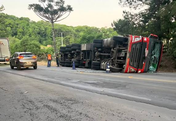 Motorista foi retirado do veículo com ajuda de populares; Brigada Militar atuou na orientação do tráfego após o tombamento ocorrido na noite desta terça-feira (18).