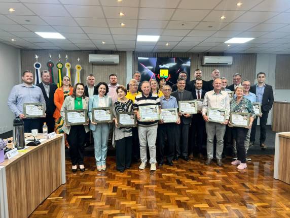 Homenagem foi entregue durante Sessão Especial na Câmara de Vereadores e reconhece a contribuição de Vanderli de Barros para o desenvolvimento e a área da saúde em Três de Maio.