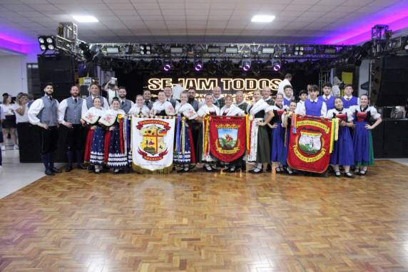 Evento reuniu música, dança, integração comunitária e presenças ilustres em uma noite de valorização das tradições locais.