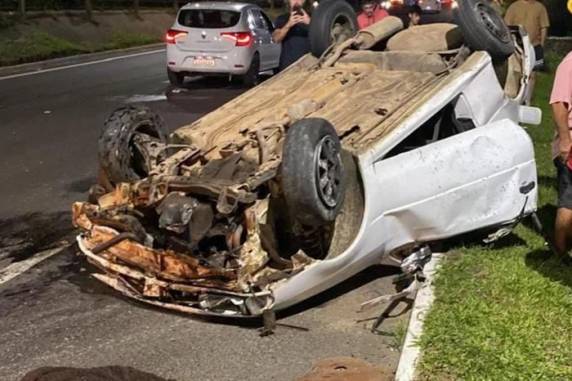 No interior do veículo, que estava com licenciamento vencido, havia porções de maconha e cocaína