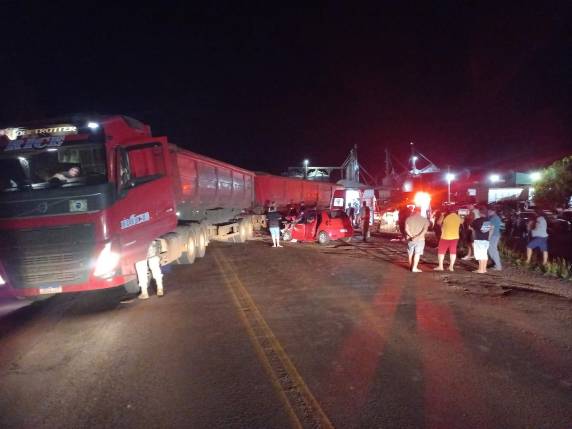 Colisão ocorreu na noite desta quinta-feira (20) e envolveu um VW Fox e uma carreta