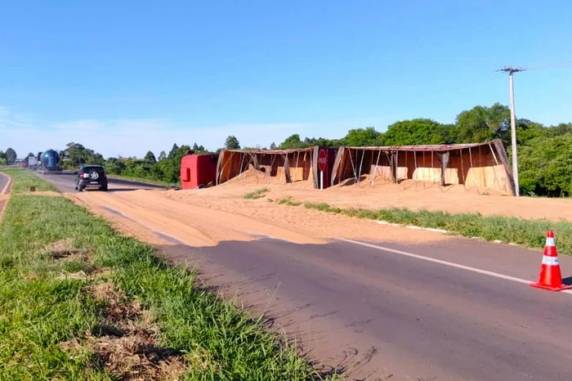 Trânsito flui normalmente no local, que está sinalizado no trecho em que o produto ficou sobre a pista