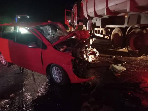 Acidente envolveu um Fox e um caminhão; PRF investiga as causas