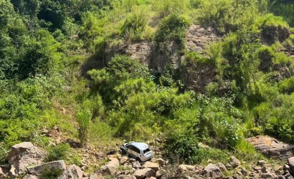 Condutora é socorrida e levada ao hospital; causas do acidente ainda são desconhecidas