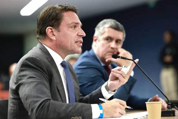 Parlamentar teria viajado de avião para Boa Vista (RR), de onde partiu de carro clandestinamente para a fronteira