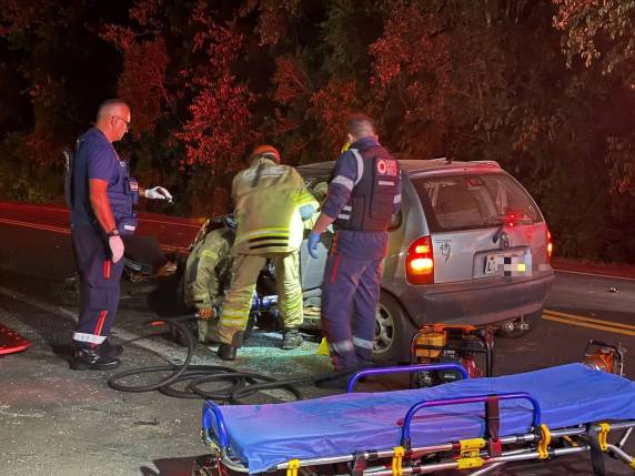 Pista permanece bloqueada após colisão entre Corsa e caminhão