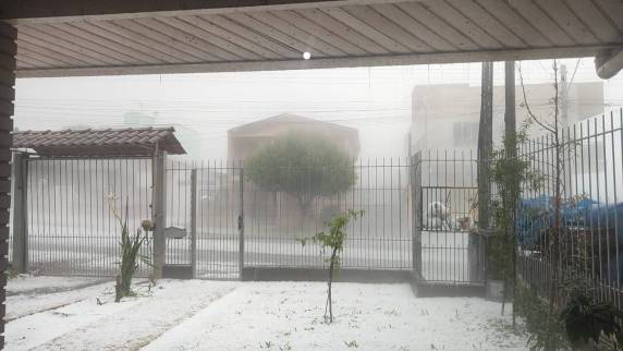 Granizo e ventos fortes atingem diversos bairros e causam danos neste domingo