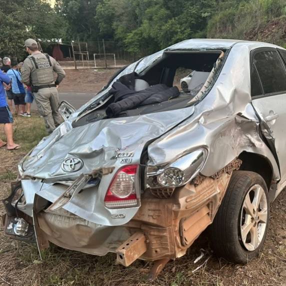 Colisão entre Siena e Corolla ocorreu no início da noite deste domingo