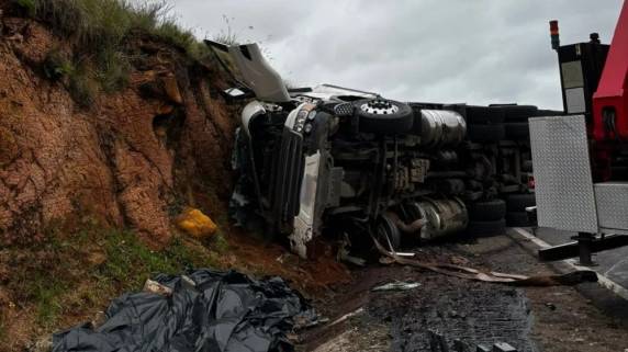 Passageira morreu no local; marido e filha ficaram feridos e precisaram ser resgatados das ferragens.