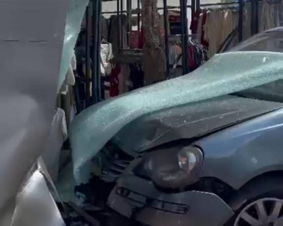 Motorista ficou ferido e foi encaminhado para atendimento médico; loja teve danos na estrutura