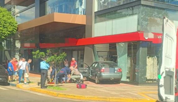 Motorista ficou ferido e foi encaminhado para atendimento médico; loja teve danos na estrutura