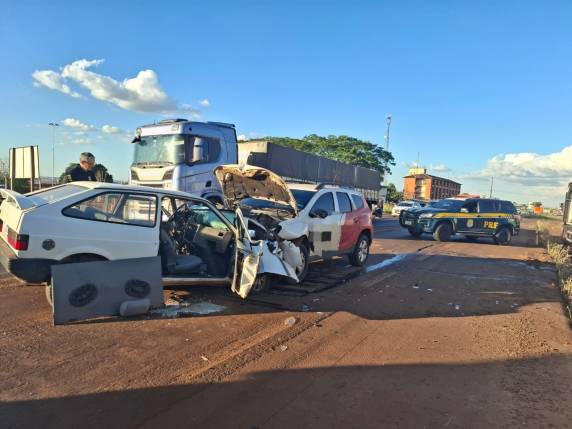 Acidente entre um Gol e uma Duster deixou dois motoristas feridos no perímetro urbano da BR-285 em Ijuí.