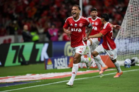 Após o gol de Alan Patrick e falhas nas finalizações no primeiro tempo, Colorado tomou o gol de Barreal na etapa final