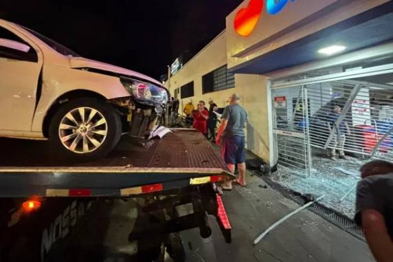 Veículo trafegava pela Avenida Moacir da Motta Fortes quando avançou o sinal vermelho e bateu em outro automóvel