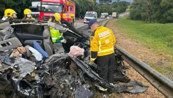 Acidente ocorreu na tarde de segunda e deixou a pista coberta por óleo; vítima ficou encarcerada no veículo