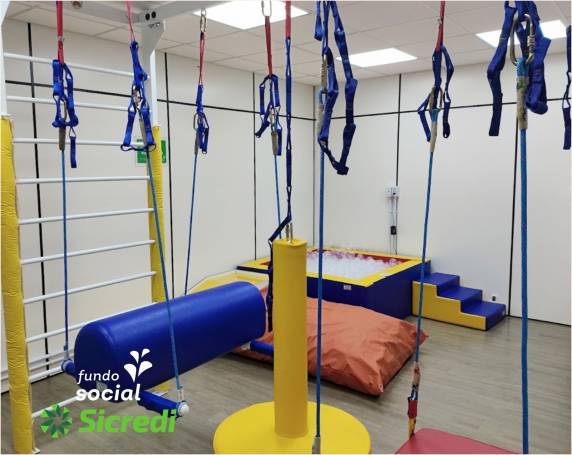 Ambiente terapêutico foi equipado com recursos do Fundo Social Sicredi e oferecerá estímulos sensoriais, motores e emocionais para pessoas com deficiência atendidas pela instituição.