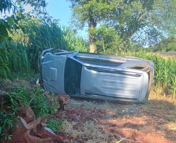 Condutor teve ferimentos leves e foi encaminhado para atendimento médico