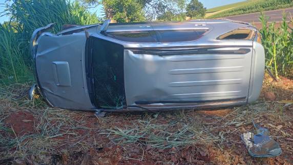 Condutor teve ferimentos leves e foi encaminhado para atendimento médico