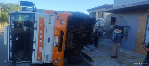 Veículo desgovernado também atingiu um carro estacionado; motorista teve apenas escoriações