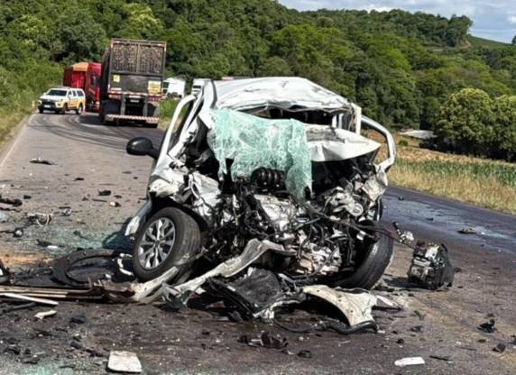 Acidente ocorreu na tarde desta terça-feira (25) no km 256; carreta e terceiro veículo tiveram danos, mas ninguém mais ficou ferido