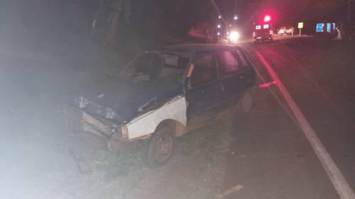 Colisão deixou três pessoas feridas, matou o cavalo que puxava a charrete e o motorista do carro fugiu do local