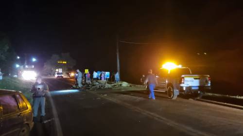 Colisão deixou três pessoas feridas, matou o cavalo que puxava a charrete e o motorista do carro fugiu do local